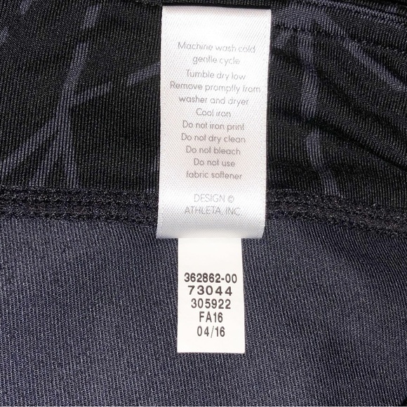 ATHLETA Girl Chaturanga Capri Leggings Black w/ Gray Geo Print Size L (12) - Picture 6 of 9